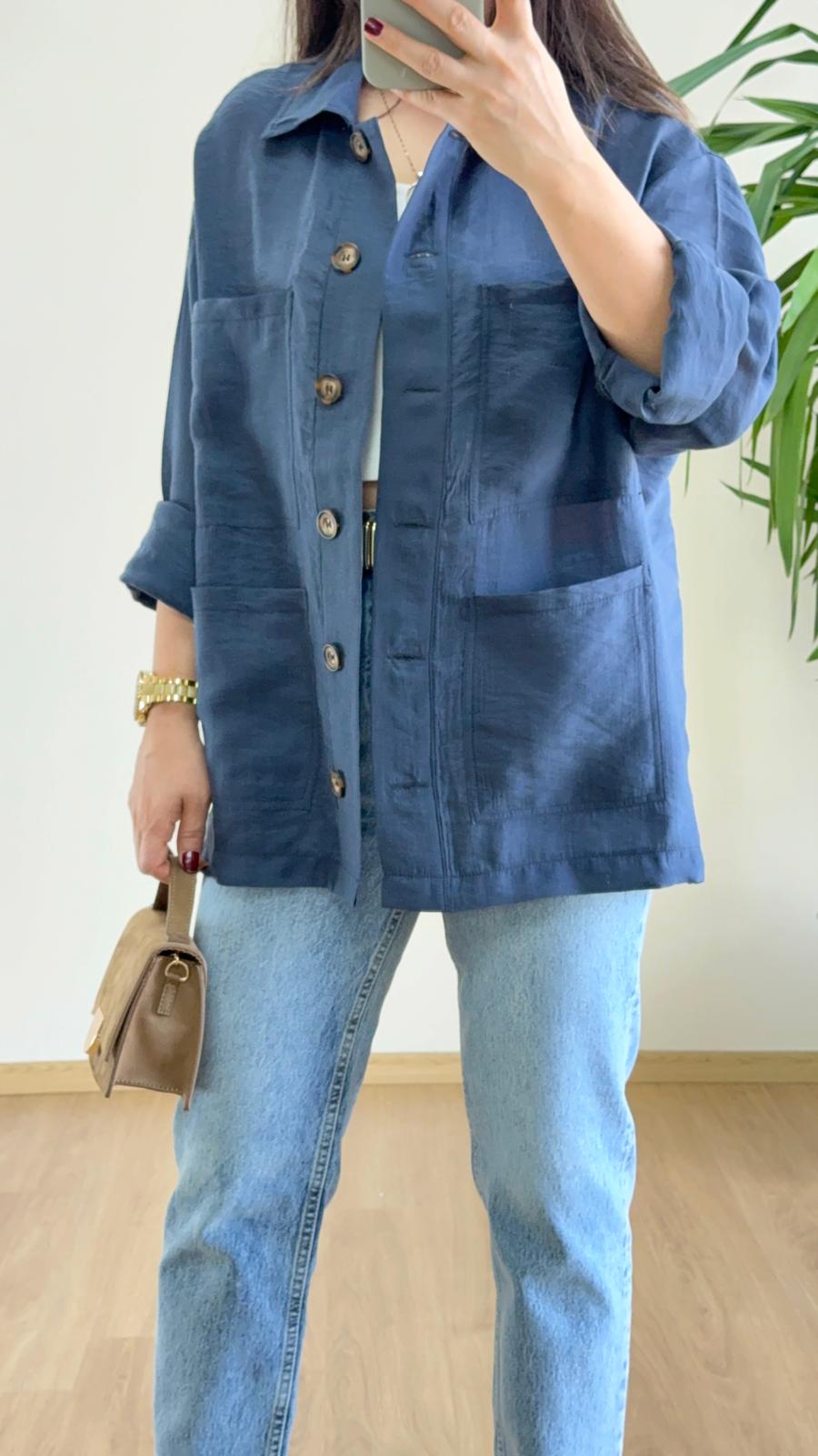 Lacivert Oversize Gömlek Ceket ile Zamansız Şehir Stili
