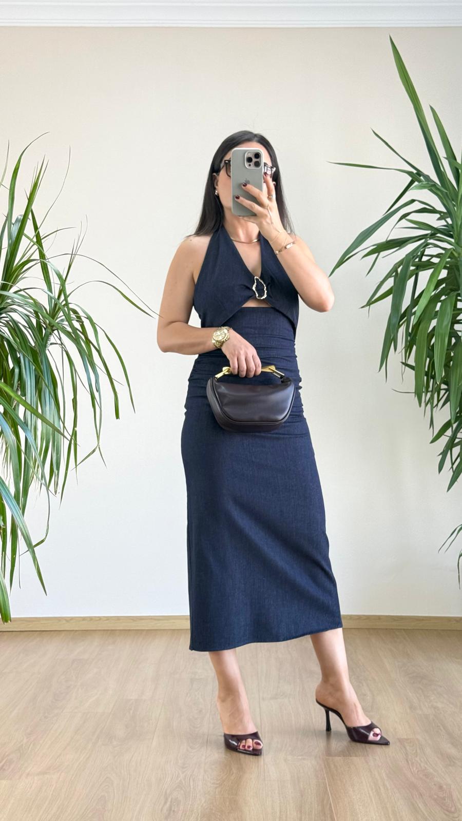 Lacivert Halter Yaka Tokalı Jean Midi Elbise – Modern ve Zarif Siluet