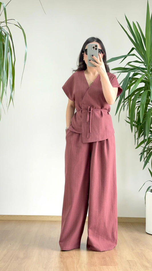 Gül Kurusu Keten Şıklığıyla Zamansız Zarafet: Kuşak Detaylı Modern Takım