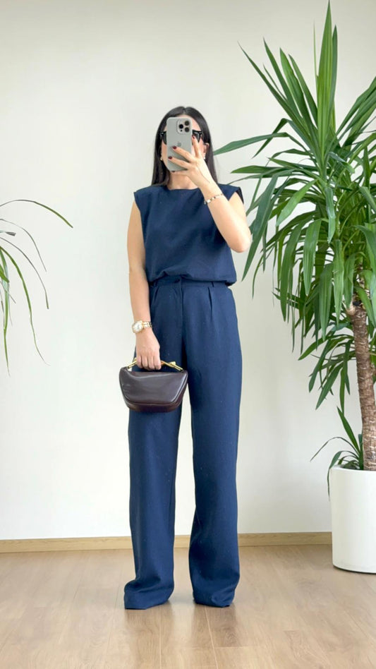 Güçlü Siluet, Zahmetsiz Şıklık: Lacivert Keten Takım ile Modern İkon Duruş