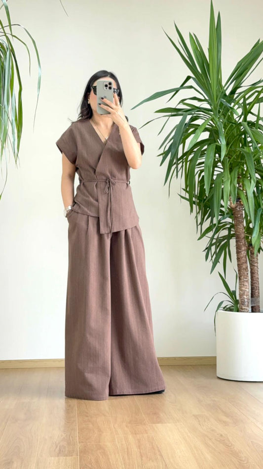 Kahverengi Keten Şıklığıyla Zamansız Zarafet: Kuşak Detaylı Modern Takım