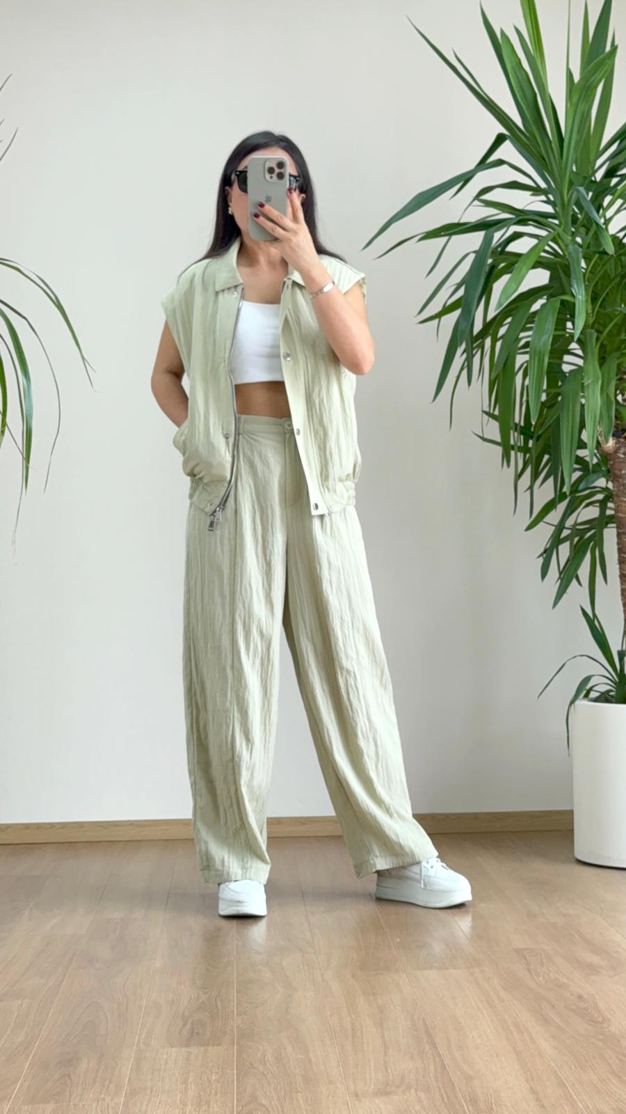 Mint Yeşili Yelek Pantolon Takım ile Modern Sokak Şıklığı