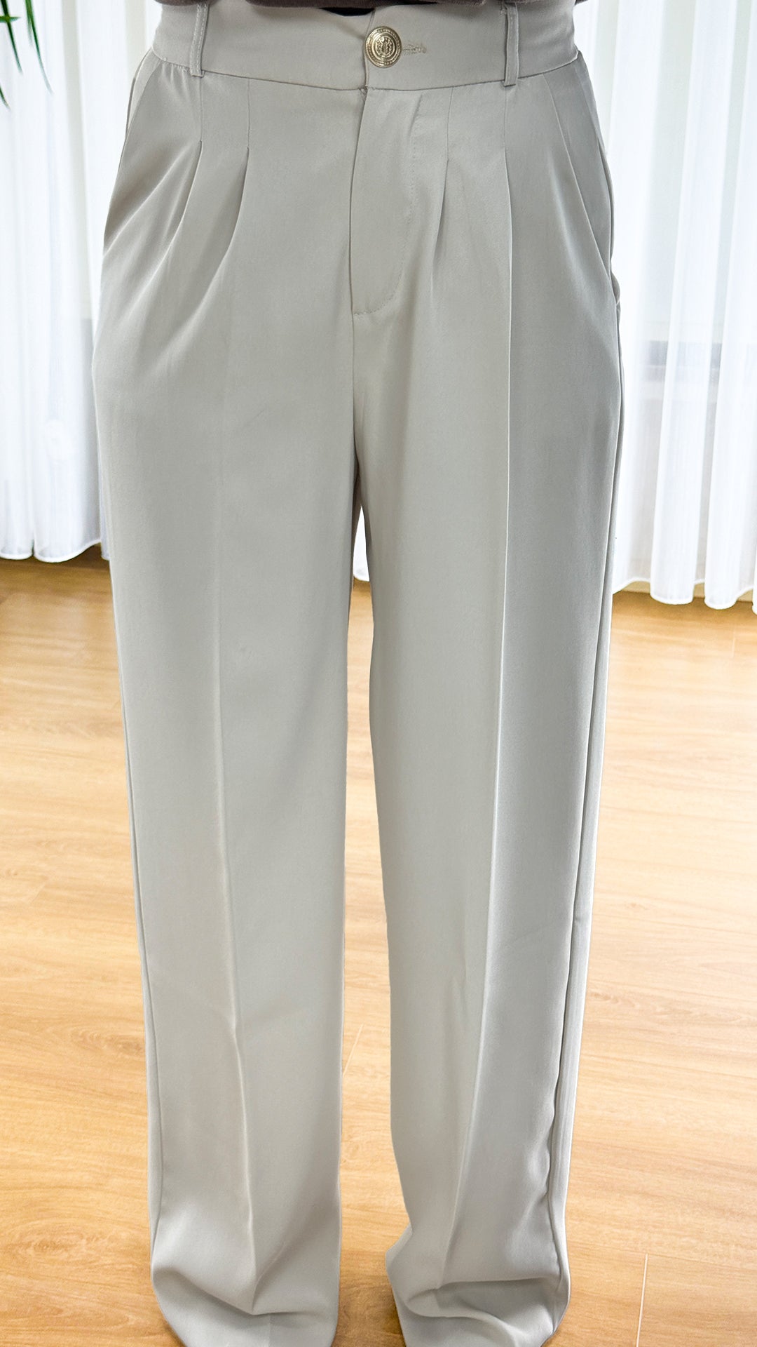 Minimalist Elegance: Bej Pileli Palazzo Pantolon
