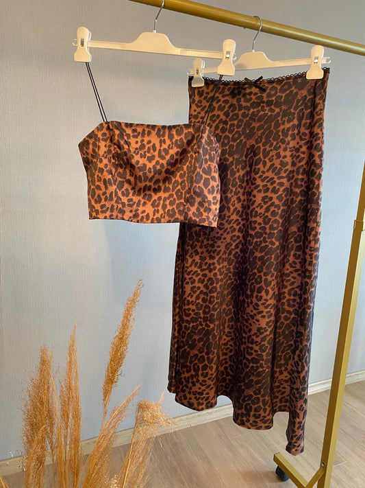 Vahşi Zarafet | Leopar Desenli Crop Top ve Etek Takımı