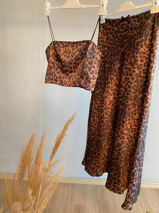 Vahşi Zarafet | Leopar Desenli Crop Top ve Etek Takımı