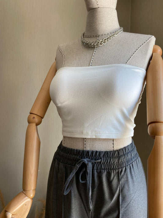 Yazın Vazgeçilmezi: Beyaz Kaplı Crop Top