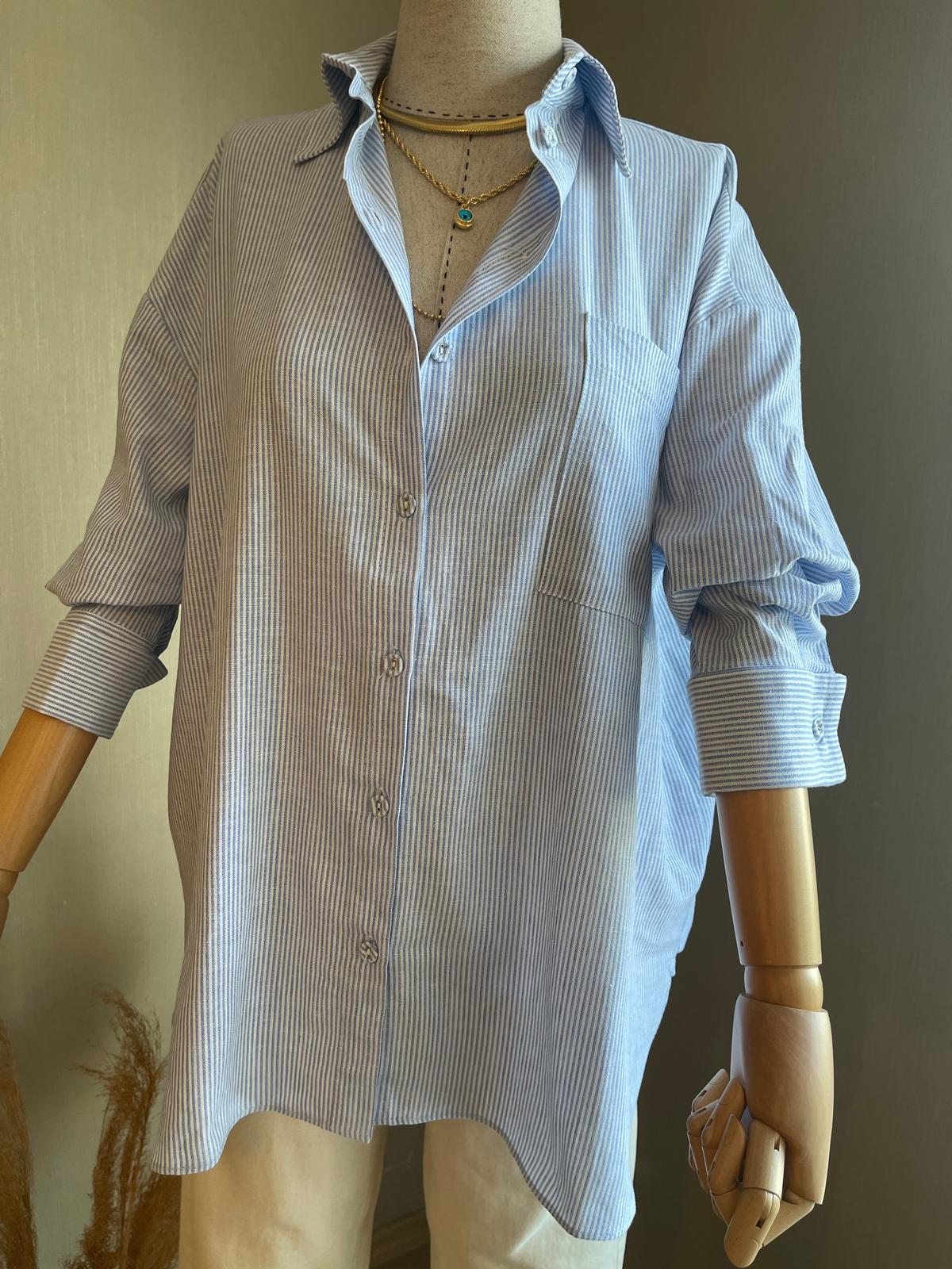 Zarif Çizgiler: Açık Mavi Çizgili Oversize Gömlek