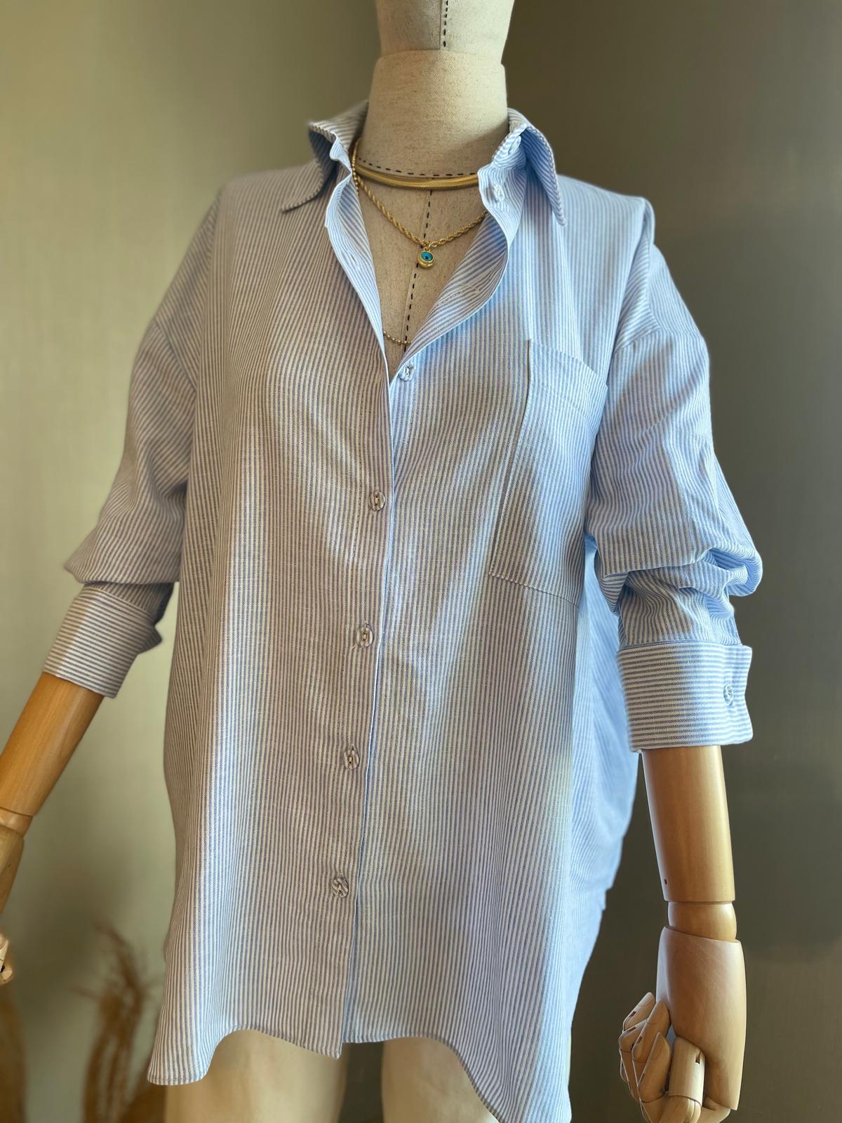 Zarif Çizgiler: Açık Mavi Çizgili Oversize Gömlek