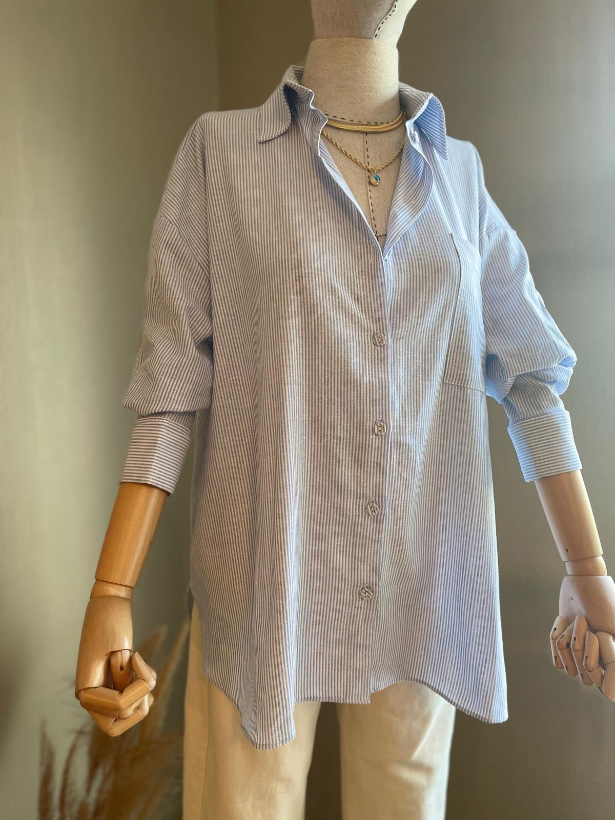 Zarif Çizgiler: Açık Mavi Çizgili Oversize Gömlek