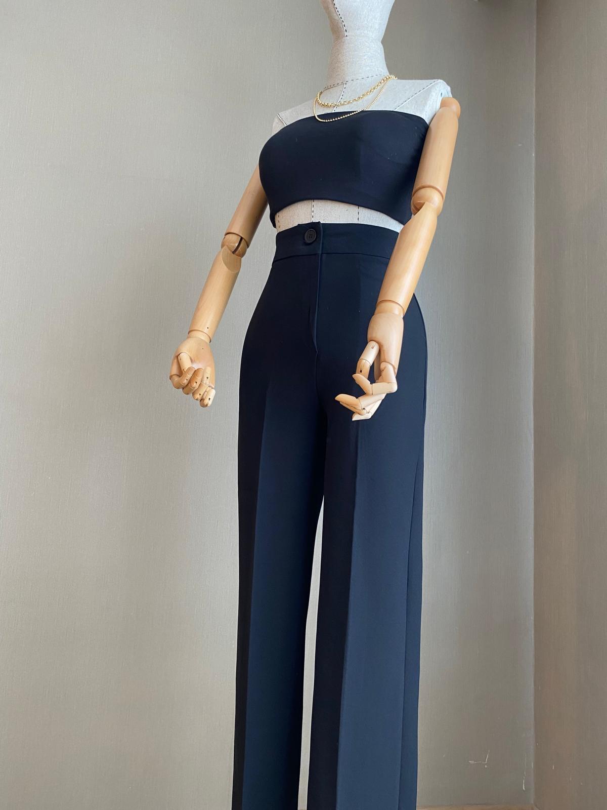 Yazın Vazgeçilmezi: Siyah Kaplı Crop Top