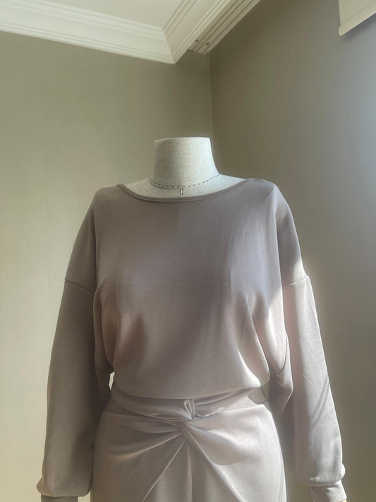 Şık ve Rahat: Sırt Dekolteli Sweat