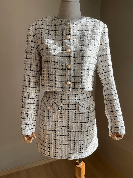 Ekru-Siyah Çizgili İnci Düğmeli Tüvit Premium: Zarif Şıklığın Simgesi