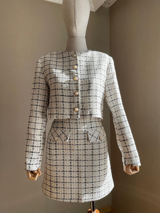 Ekru-Siyah Çizgili İnci Düğmeli Tüvit Premium: Zarif Şıklığın Simgesi