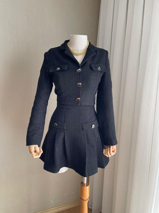 Siyah Channel Crop Ceket & Düğme Detaylı Mini Etek Takımı: Sofistike ve Kusursuz Uyum