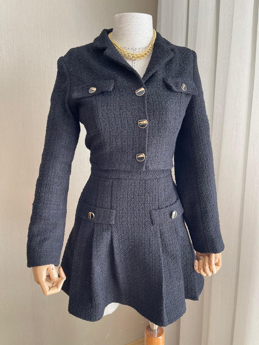 Siyah Channel Crop Ceket & Düğme Detaylı Mini Etek Takımı: Sofistike ve Kusursuz Uyum