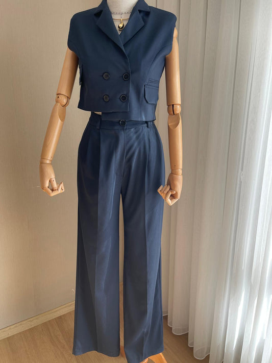 Şıklığın Zirvesi: Lacivert Palazzo Pantolon ve Vatkalı Crop Yelek Takımı