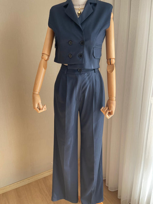 Şıklığın Zirvesi: Lacivert Palazzo Pantolon ve Vatkalı Crop Yelek Takımı