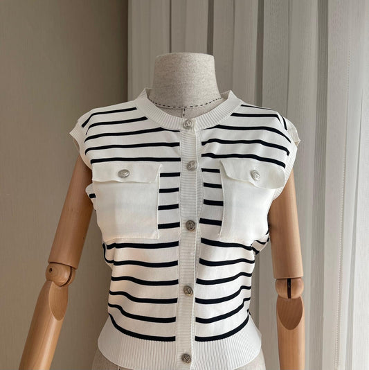 Şık ve Rahat: Çizgili Çelik Örme Yelek