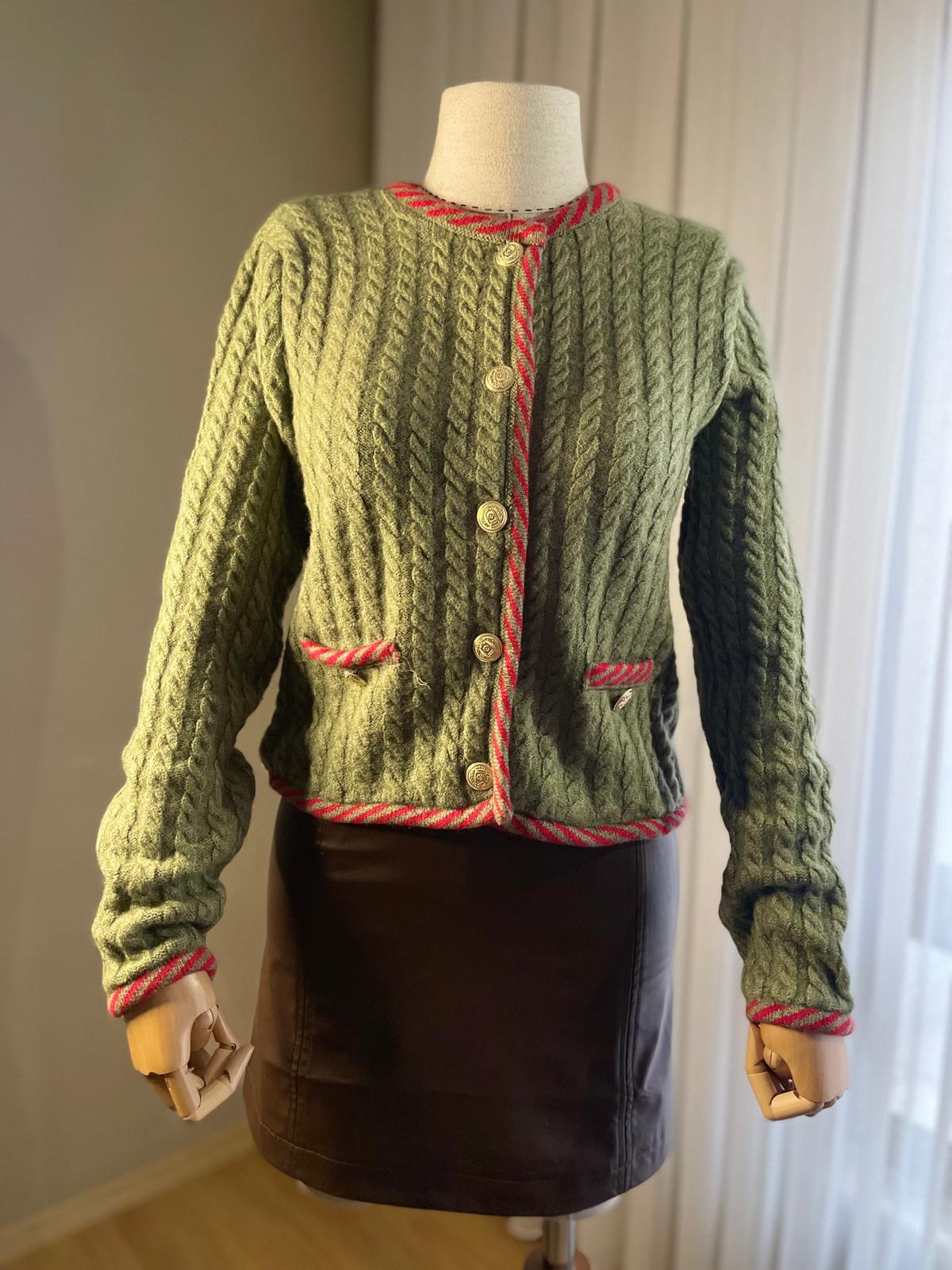 Retro Esintili Yeşil Kırmızı Şeritli Hırka | Vintage Dokunuşlu Modern Tasarım