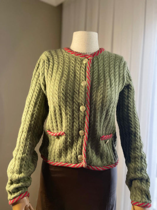 Retro Esintili Yeşil Kırmızı Şeritli Hırka | Vintage Dokunuşlu Modern Tasarım