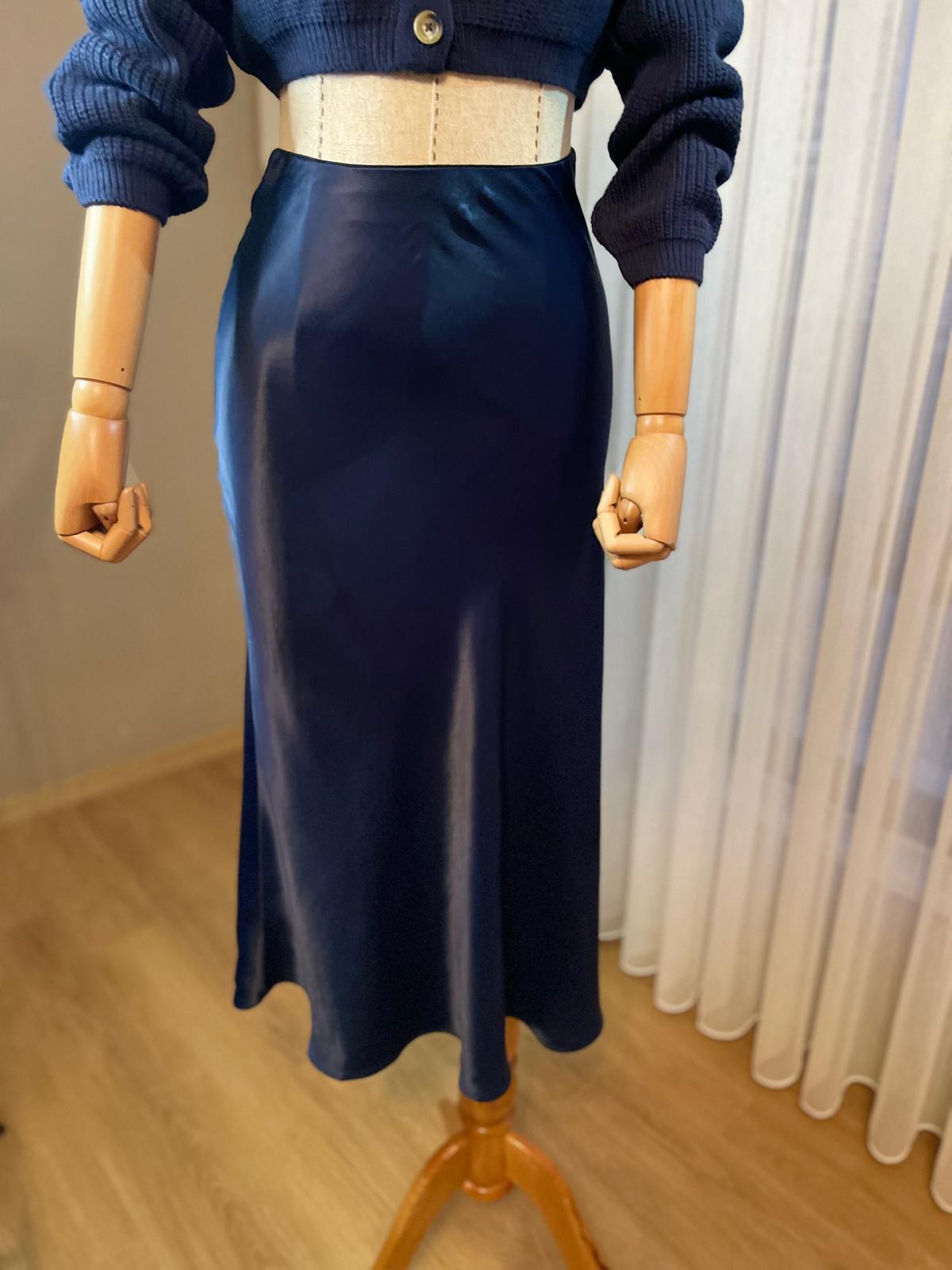 Zarif Dokunuş: Lacivert Saten Uzun Etek | Asil Duruşun Tamamlayıcısı