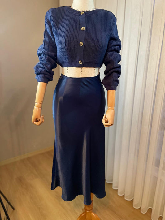 Zarif Dokunuş: Lacivert Saten Uzun Etek | Asil Duruşun Tamamlayıcısı
