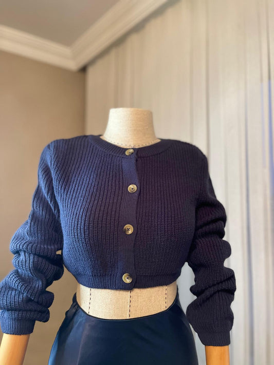 Modern Klasik: Lacivert Hırka | Her Mevsimin Vazgeçilmez Basic Parçası