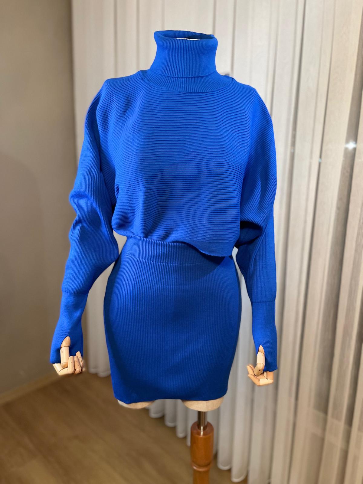 Kış Şıklığının Yeni Favorisi: Saks Mavisi Triko Takım