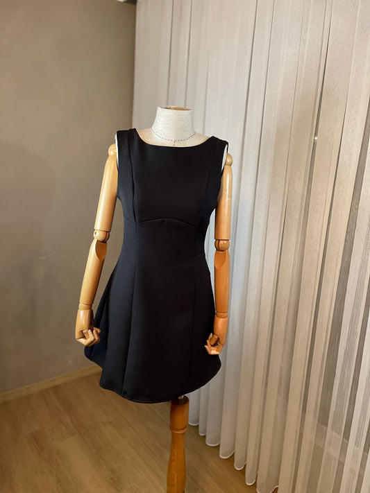 Gecenin Yıldızı: Sırt Dekolteli Siyah Elbise | Zarif Sadeliğin Seksi Dokunuşu