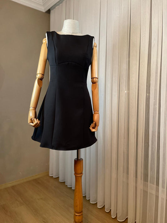 Gecenin Yıldızı: Sırt Dekolteli Siyah Elbise | Zarif Sadeliğin Seksi Dokunuşu