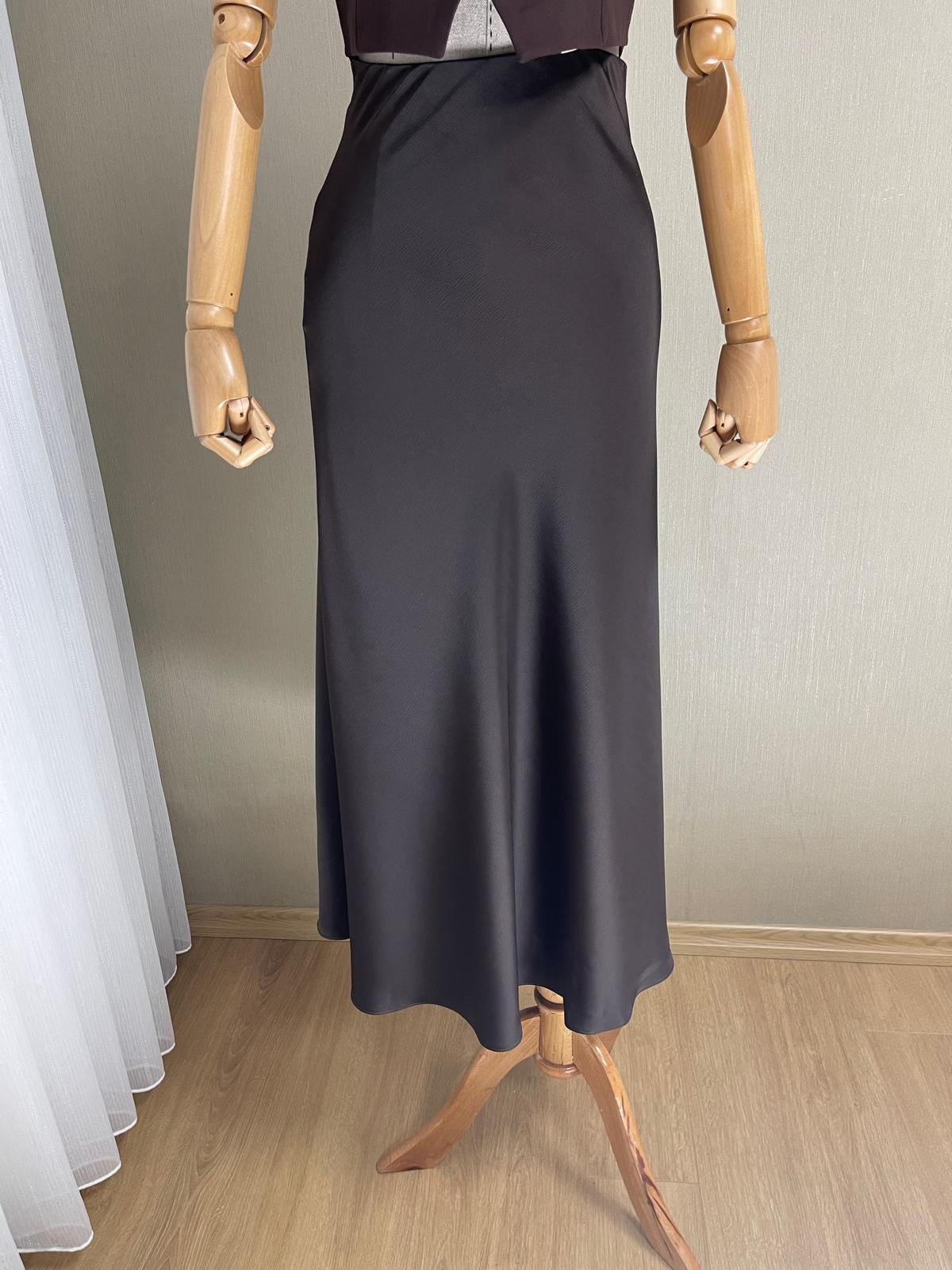 Zarafetin Simgesi: Acı Kahve Saten Maksi Boy Etek | Işıltılı Akışkan Tasarım