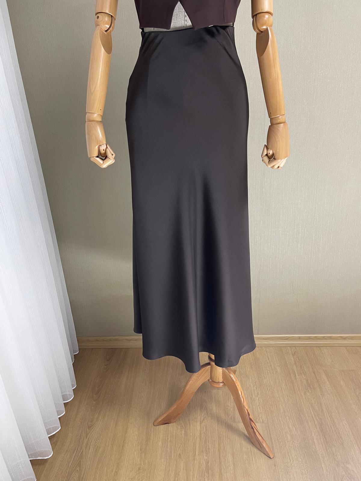 Zarafetin Simgesi: Acı Kahve Saten Maksi Boy Etek | Işıltılı Akışkan Tasarım