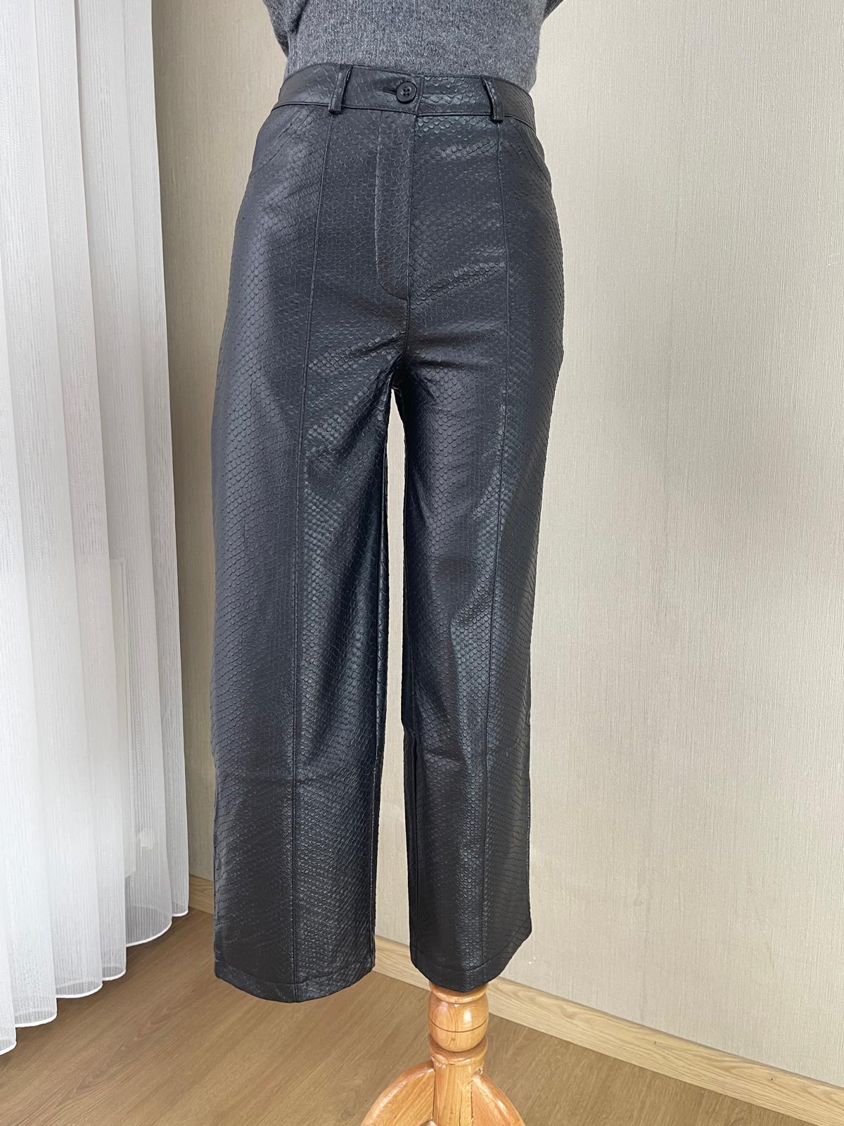 Modern Elegans: Siyah Yılan Dokulu Culotte Pantolon | Sezonun Hit Parçası