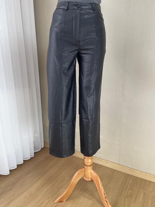 Modern Elegans: Siyah Yılan Dokulu Culotte Pantolon | Sezonun Hit Parçası