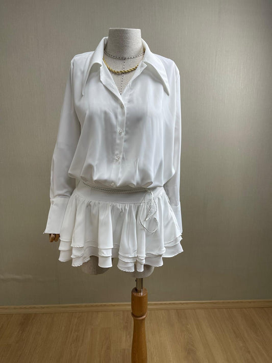 Romantik Zarafet: Beyaz Katlı Volanlı Gömlek Elbise | Feminen Şıklığın Temsilcisi