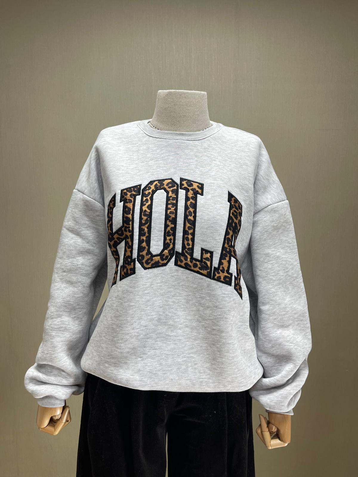 Cesur ve Rahat: Gri Leopar Detaylı HOLA Sweatshirt | Sezonun En Cool Basic'i