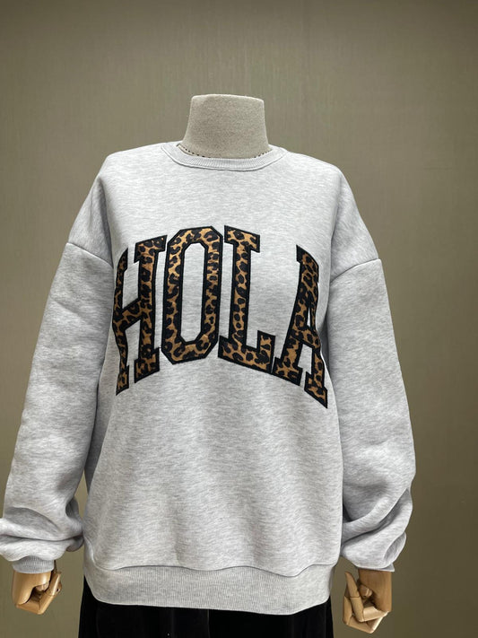 Cesur ve Rahat: Gri Leopar Detaylı HOLA Sweatshirt | Sezonun En Cool Basic'i