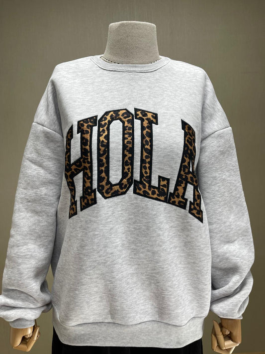 Cesur ve Rahat: Gri Leopar Detaylı HOLA Sweatshirt | Sezonun En Cool Basic'i