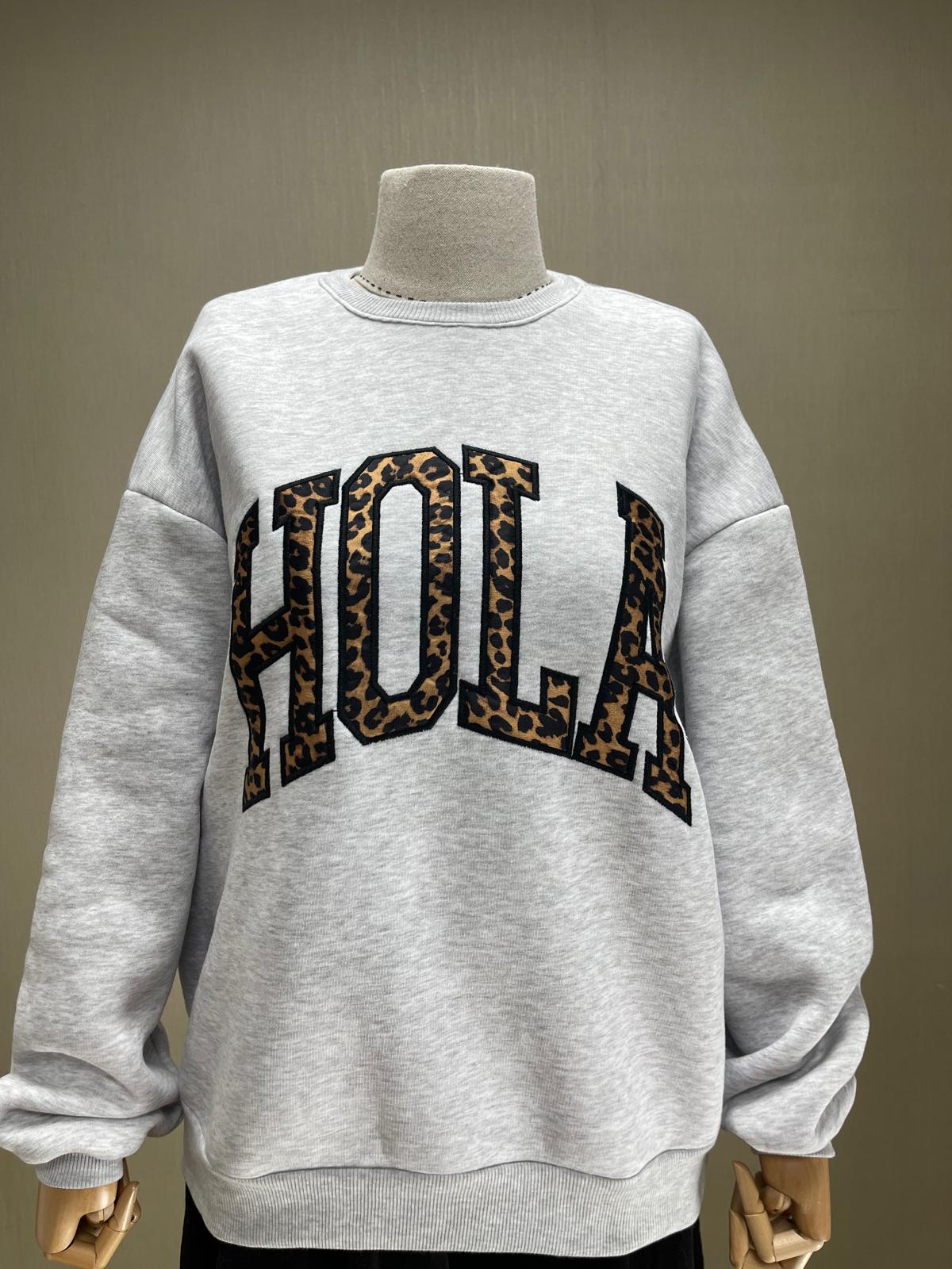 Cesur ve Rahat: Gri Leopar Detaylı HOLA Sweatshirt | Sezonun En Cool Basic'i