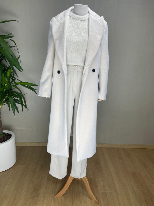 Zarif Dokunuş: Beyaz Tay Tüyü Uzun Kaban | Kış Sezonunun Lüks Parçası