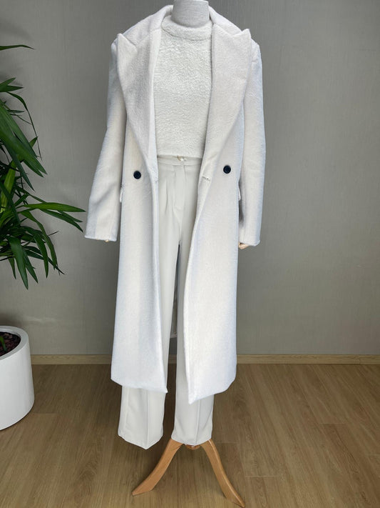 Zarif Dokunuş: Beyaz Tay Tüyü Uzun Kaban | Kış Sezonunun Lüks Parçası