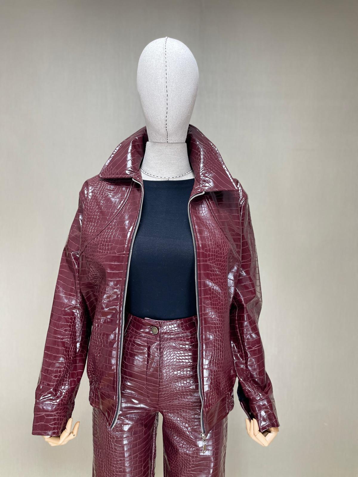 Lüks ve Trend: Bordo Yılan Desenli Deri Ceket | Statement Parça