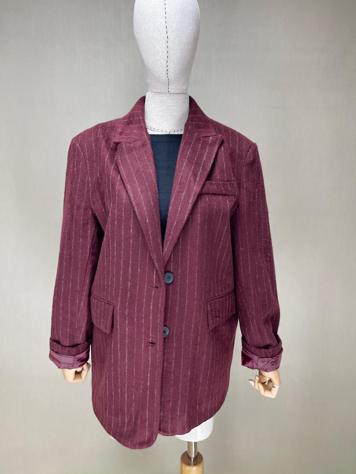 Modern Çizgilerin Buluşması: Bordo Çizgili Kaşe Blazer | Sezonun Trend Parçası