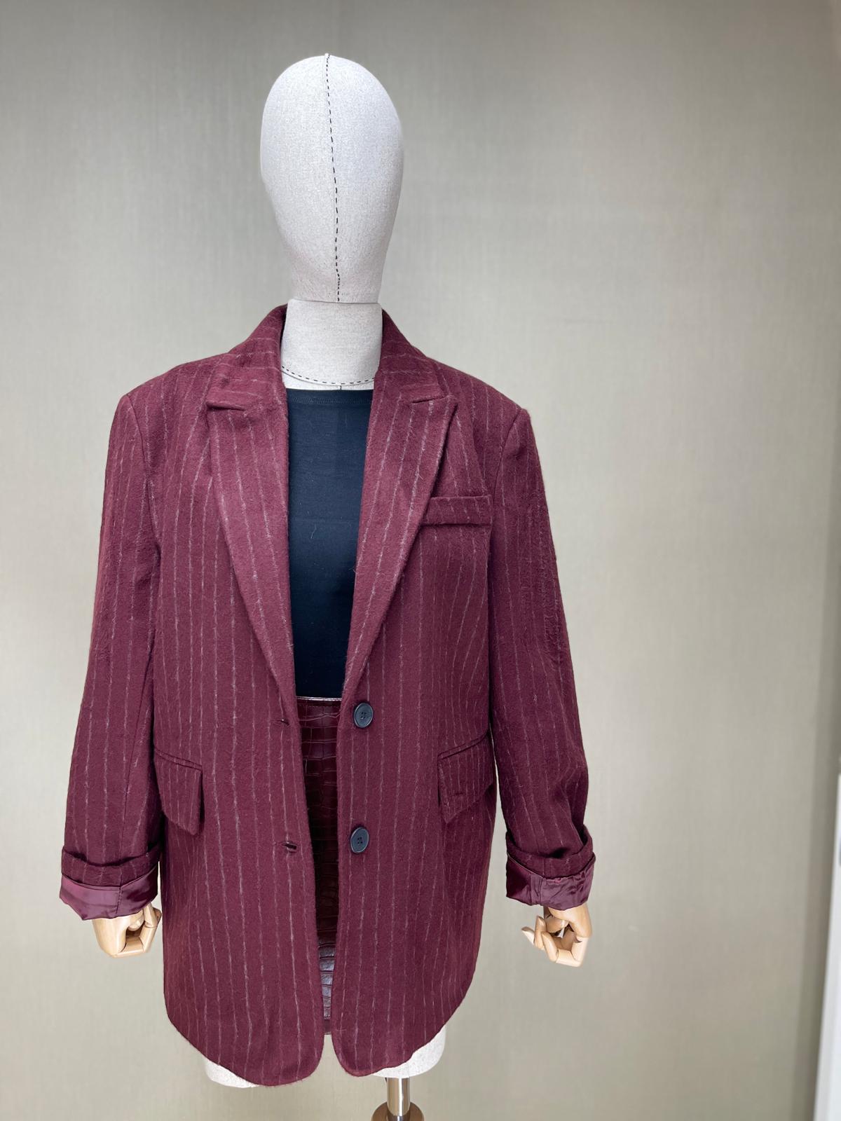 Modern Çizgilerin Buluşması: Bordo Çizgili Kaşe Blazer | Sezonun Trend Parçası