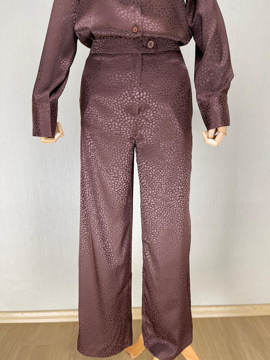 Sofistike Zarafet: Kahverengi Jakarlı Saten Takım | Lüks Görünümün Temsilcisi