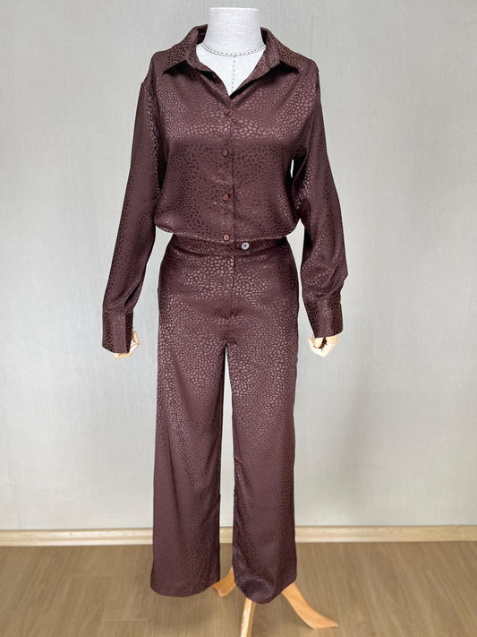 Sofistike Zarafet: Kahverengi Jakarlı Saten Takım | Lüks Görünümün Temsilcisi