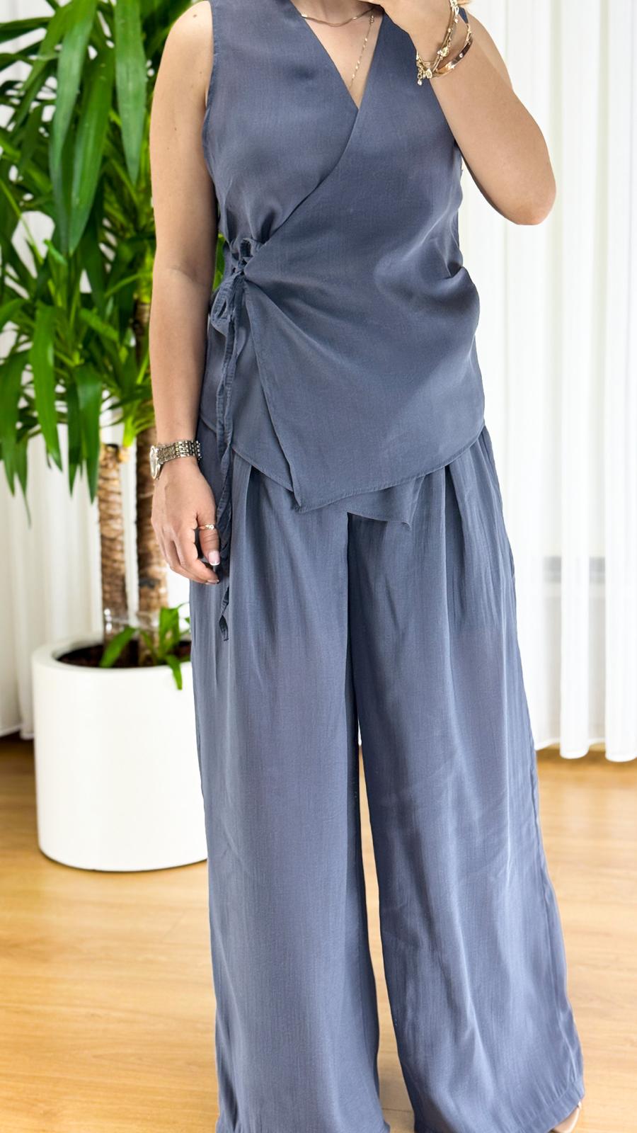 Gri Kruvaze Bluz Pantolon Takım: Minimalist Şıklığın Vazgeçilmezi