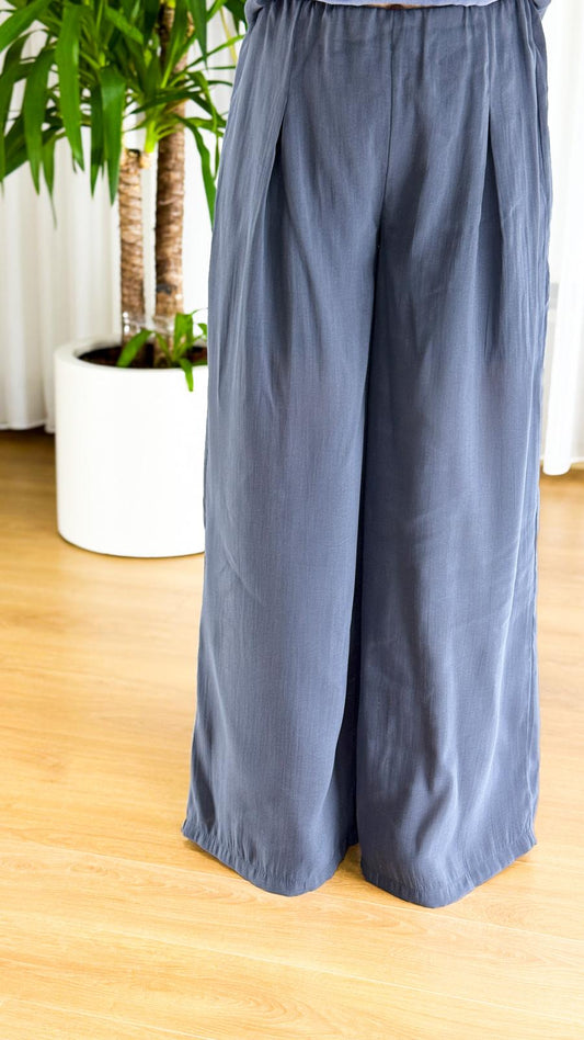 Gri Kruvaze Bluz Pantolon Takım: Minimalist Şıklığın Vazgeçilmezi