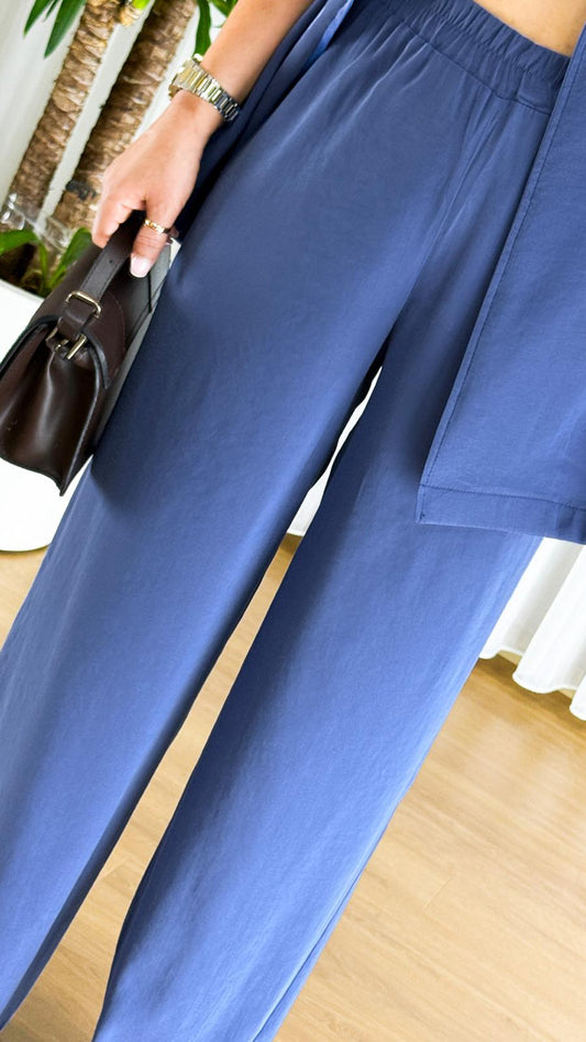 Mavi Modal Takım: Güçlü Kadının Sofistike Seçimi