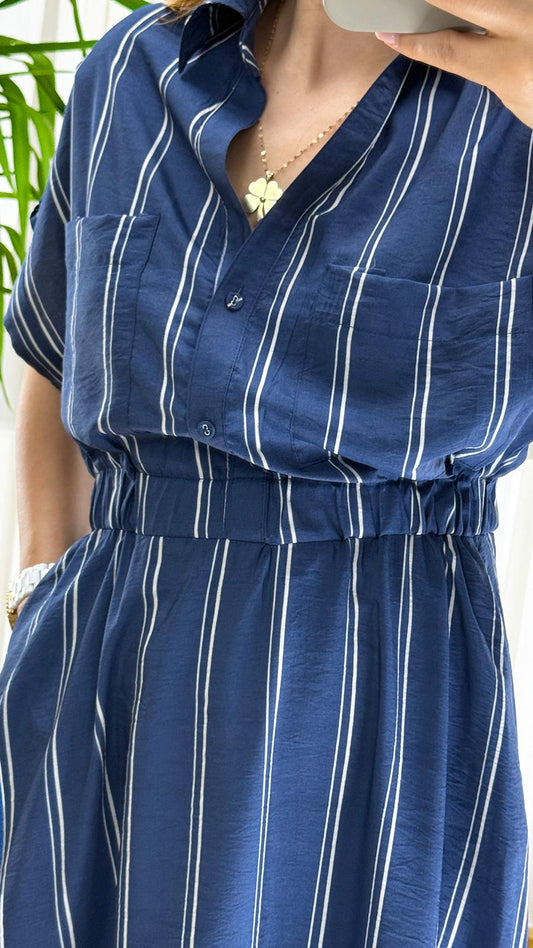 Mavi Çizgili Elbise: Klasik Şıklığın Modern Yorumu